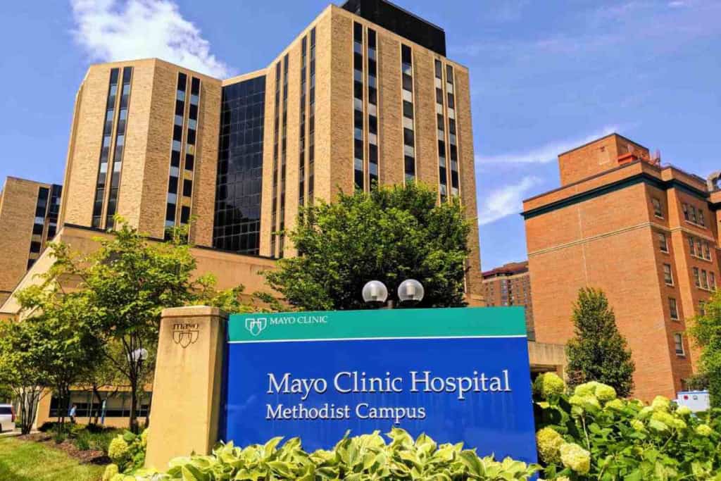 A modern healthcare facility exemplifies top-quality medical services, serving international citizens seeking specialized treatment at the Mayo Clinic.