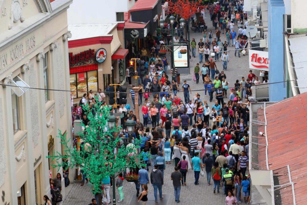 a busy street in San Jose, popular among expats moving to Costa Rica