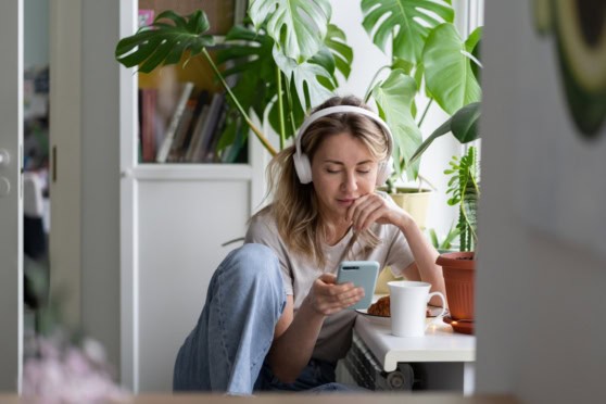 a girl learning a new language on her phone, before becoming an expat
