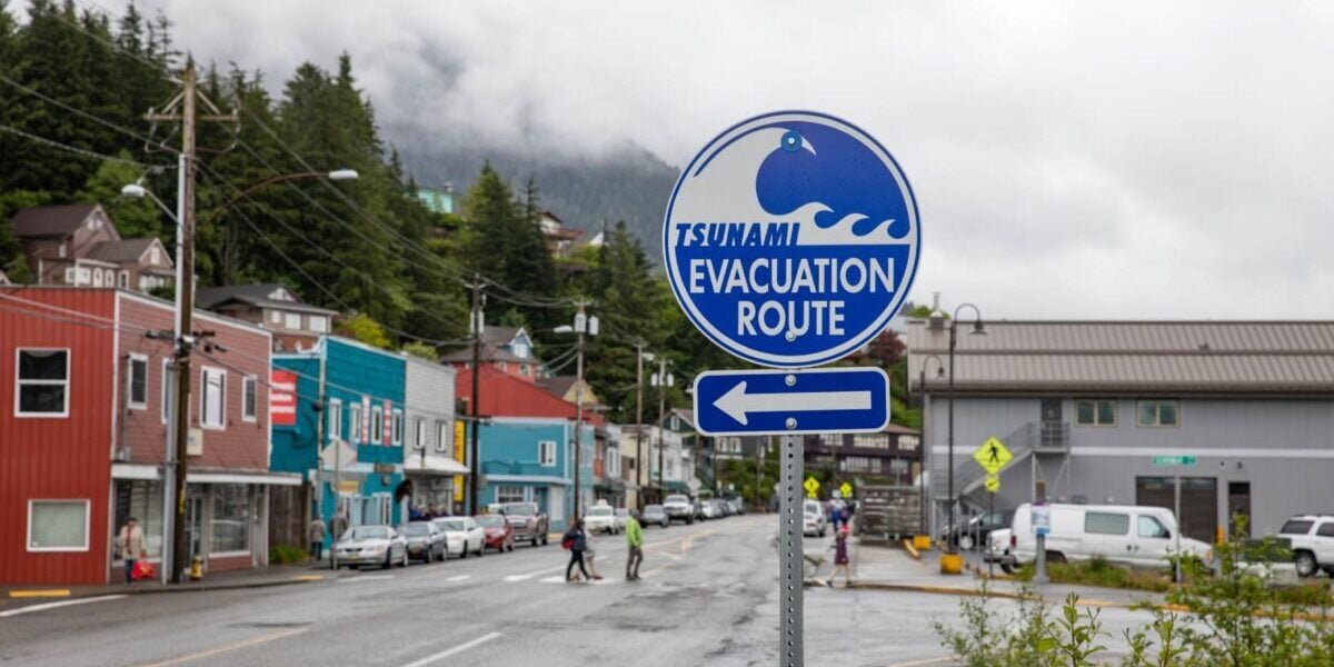 evacuation-route-sign an tsunami evacuation route sign in a small town in America